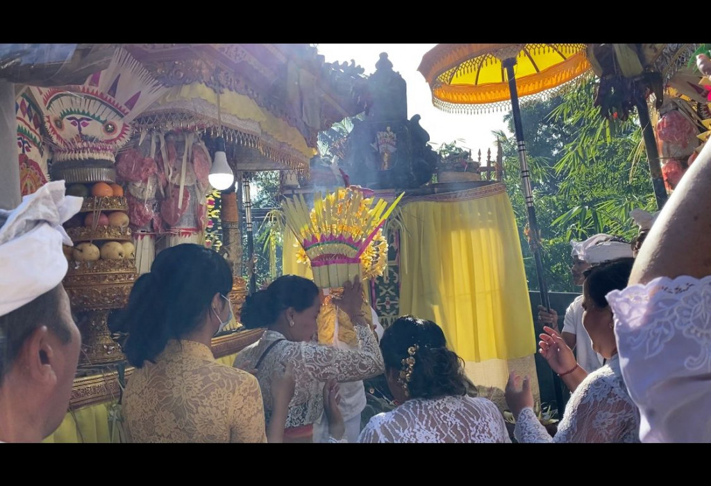 Karya Piodalan Mebangkit I Mejaba Jero Alit,di Pura Tedung Sari Kantor Desa Petang